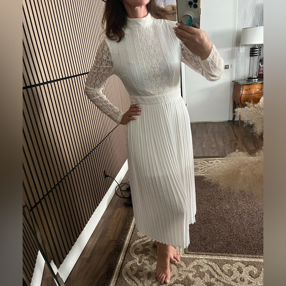 PrettyLittleThing Ivory Lace Pleated Midi Dress